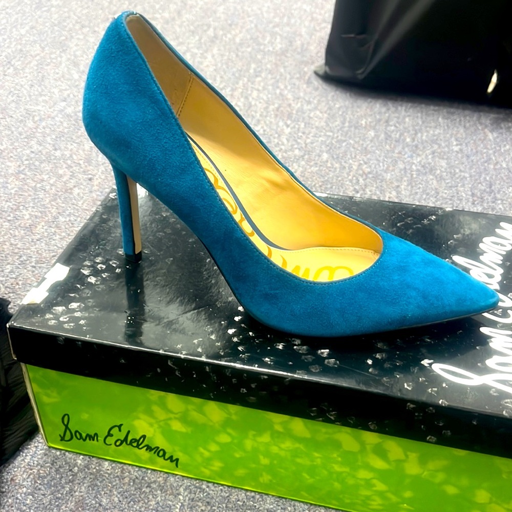 Sam Edelman size 7.5 blue close toed pointy pumps worn once new in box